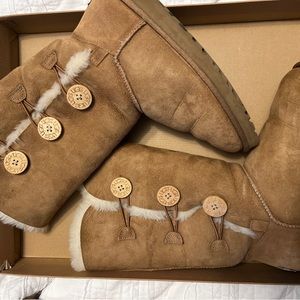 Ugg Bailey Button Triplet in chestnut size 7
